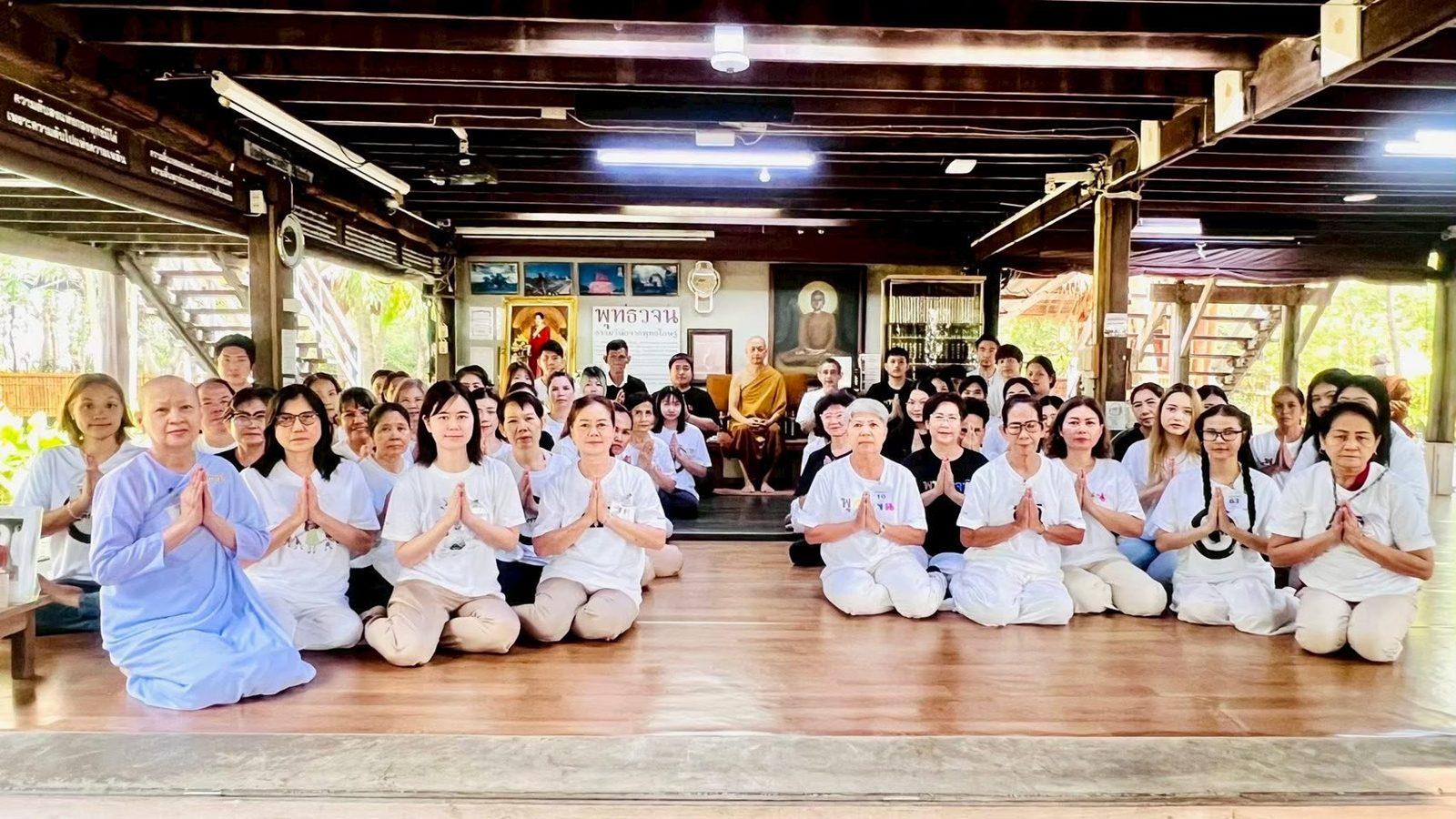 ปฏิบัติธรรมในศาลา
