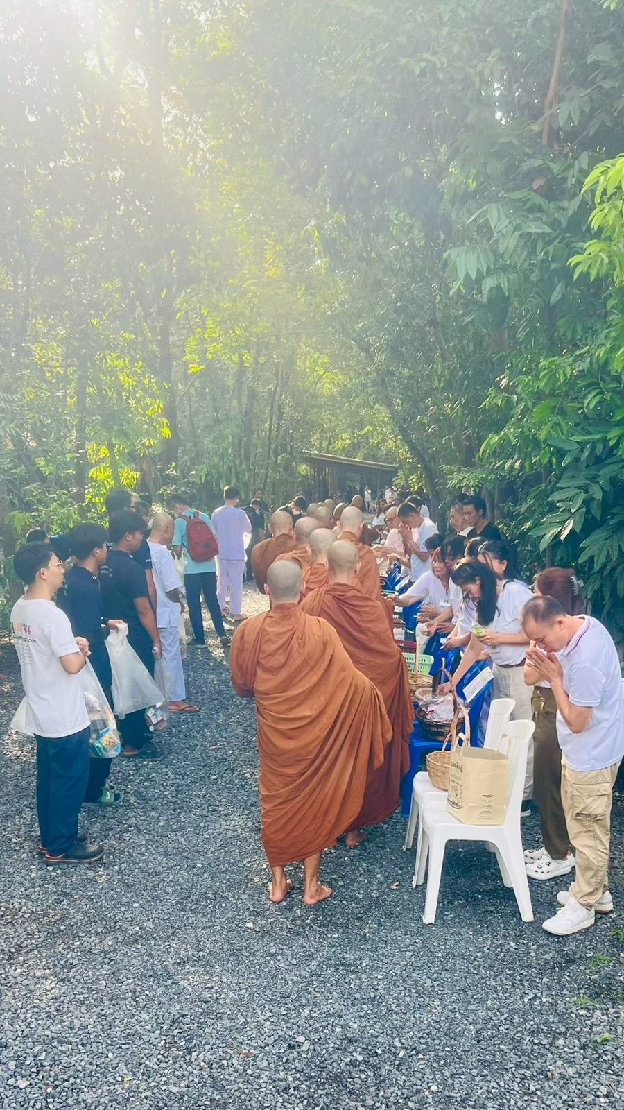 บรรยากาศใส่บาตรท่ามกลางธรรมชาติ