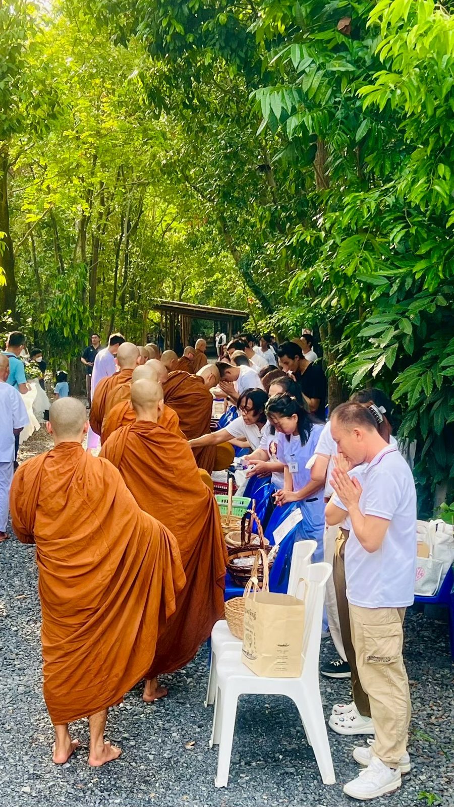 ถวายภัตตาหารพระสงฆ์