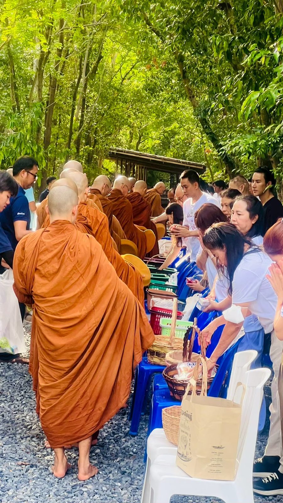 พระสงฆ์รับบิณฑบาต