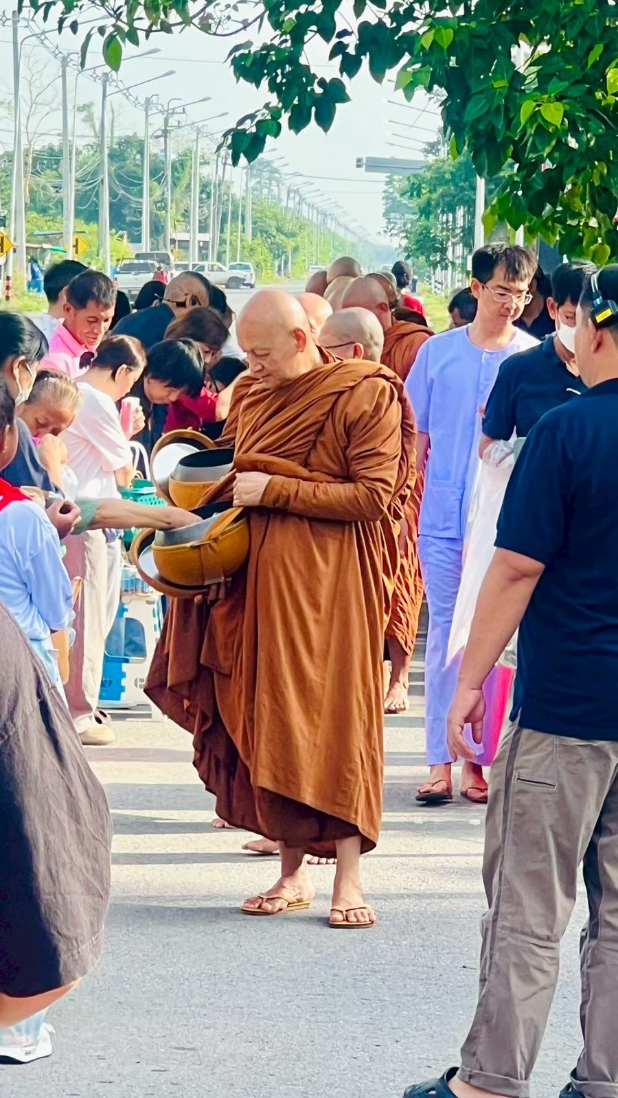 บิณฑบาตยามเช้า